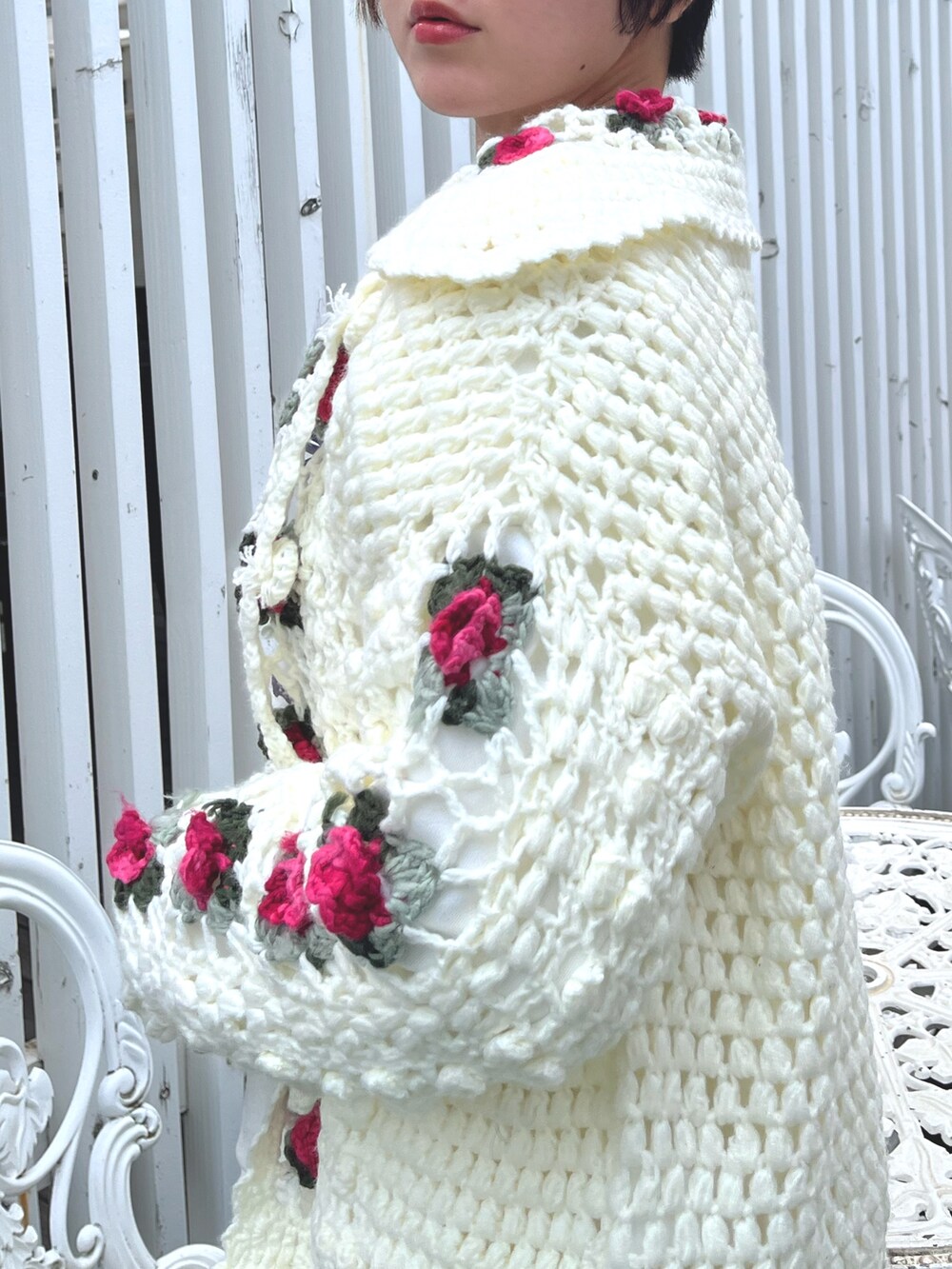 ホワイト系のカーディガン/ボレロ、ホワイト系のスウェット、ホワイト系のワンピースを着用したレディースの冬コーディネートの6枚目の写真