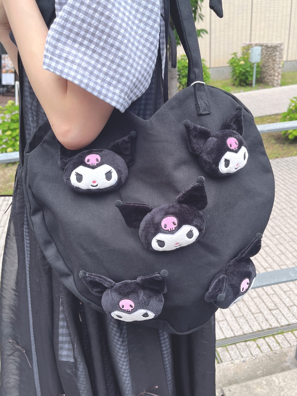 ブラック系のサンダル、ブラック系のトートバッグ、ブラック系のワンピースを着用したレディースの春コーディネートの9枚目の写真