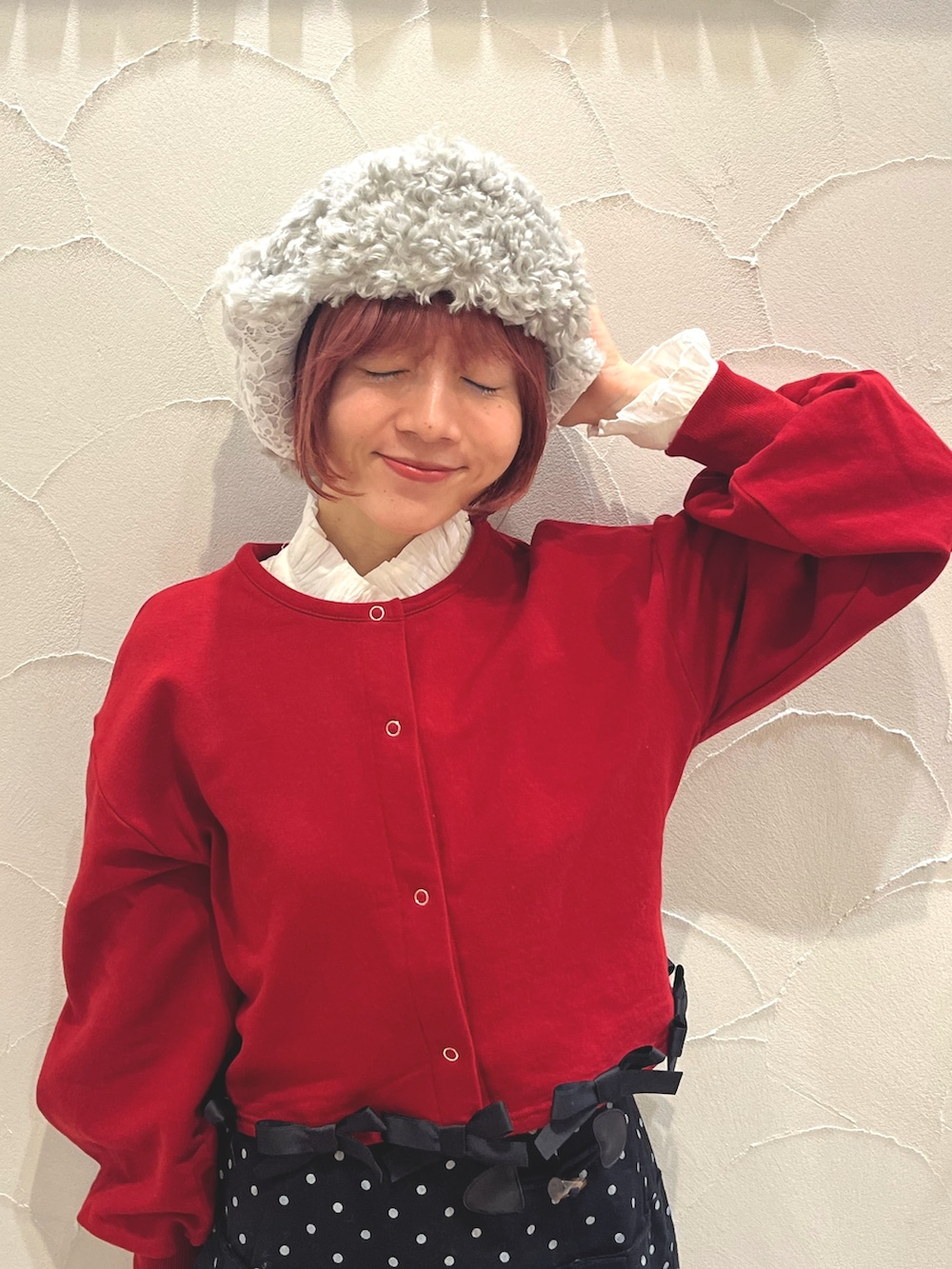 ブラック系のスカート、ブラック系のスラックス、レッド系のローファーを着用したレディースの秋コーディネートの6枚目の写真