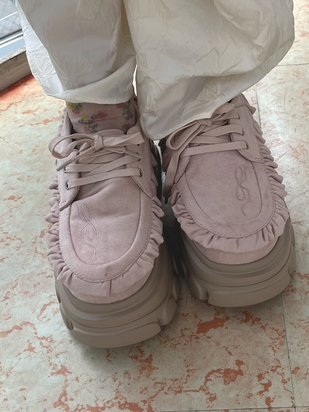 ホワイト系のワンピース、ピンク系のショルダーバッグ、ホワイト系のシャツ/ブラウスを着用したレディースの夏コーディネートの9枚目の写真