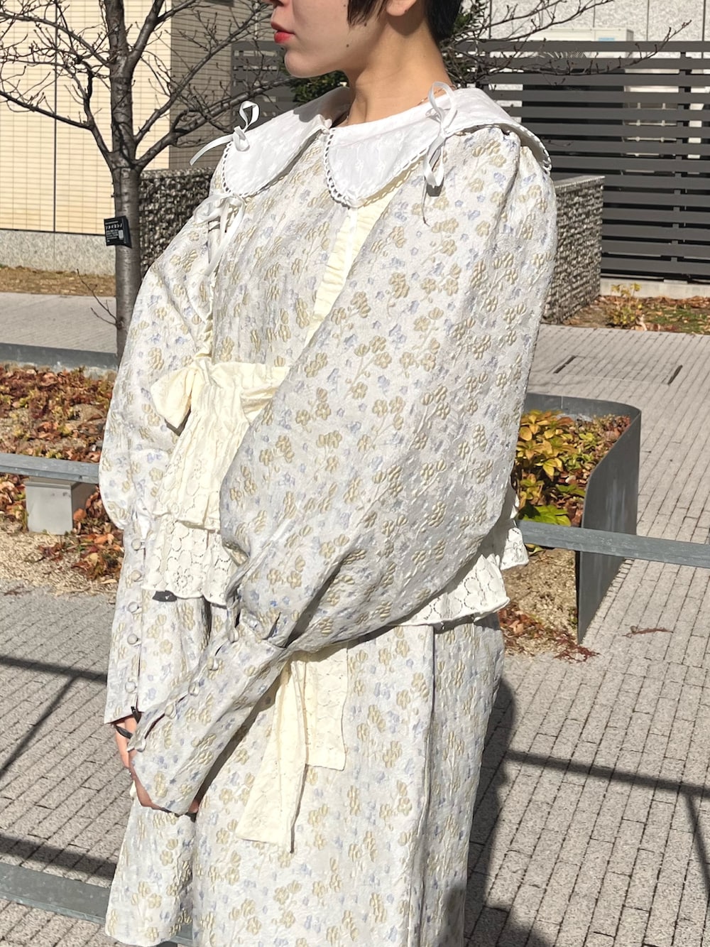 ホワイト系のキャミソール、ホワイト系のローファー、ホワイト系のワンピースを着用したレディースの冬コーディネートの5枚目の写真