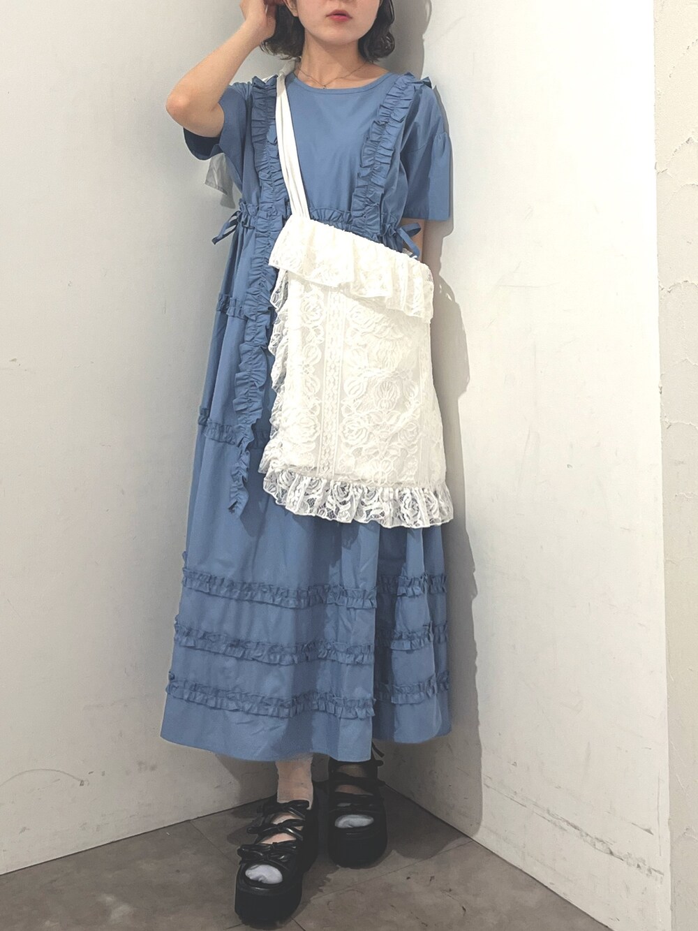 ホワイト系のトートバッグ、ブルー系のワンピース、ブラック系のサンダルを着用したレディースの夏コーディネートの8枚目の写真