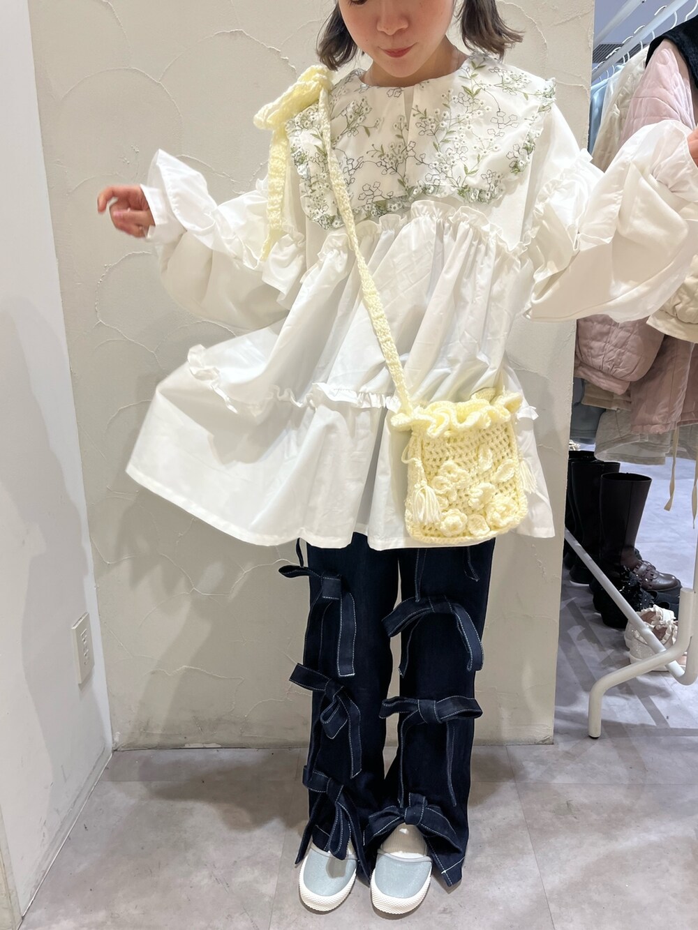 ホワイト系のシャツ/ブラウス、ホワイト系のスウェット、ホワイト系のハンドバッグを着用したレディースの冬コーディネートの5枚目の写真