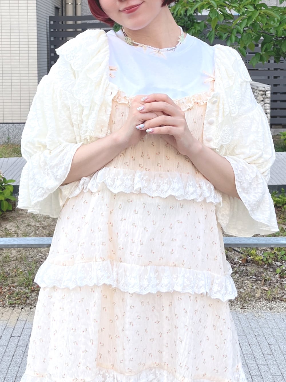 ホワイト系のチュニック、ホワイト系のその他パンツ、ベージュ系のサンダルを着用したレディースの夏コーディネートの6枚目の写真