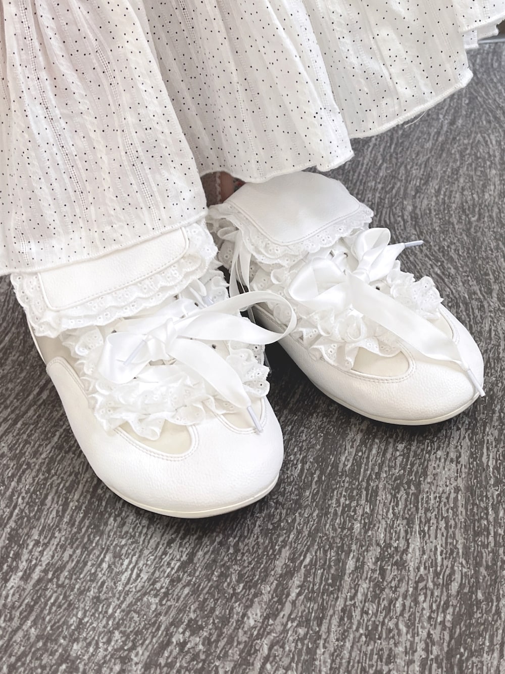 ホワイト系のTシャツ/カットソー、ホワイト系のワンピース、ホワイト系のスニーカーを着用したレディースの夏コーディネートの9枚目の写真