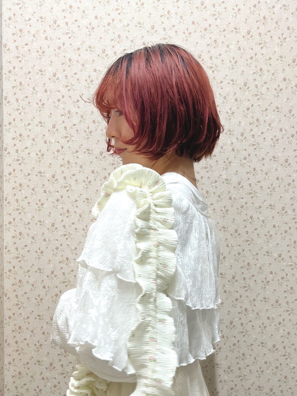 ホワイト系のTシャツ/カットソー、ホワイト系のシャツ/ブラウス、ホワイト系のその他パンツを着用したレディースの夏コーディネートの6枚目の写真