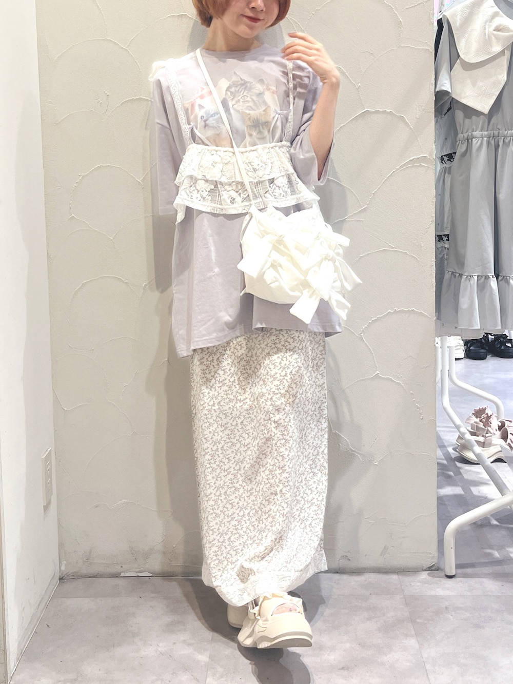 ホワイト系のショルダーバッグ、ホワイト系のキャミソール、パープル系のTシャツ/カットソーを着用したレディースの夏コーディネートの2枚目の写真