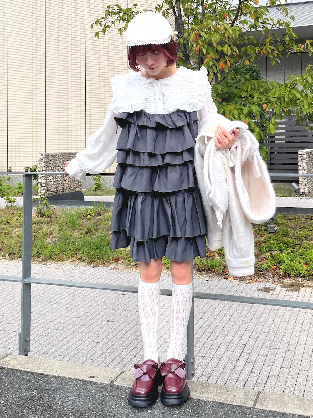 グレー系のワンピース、ホワイト系のダッフルコート、ホワイト系のシャツ/ブラウスを着用したレディースの秋コーディネートの5枚目の写真