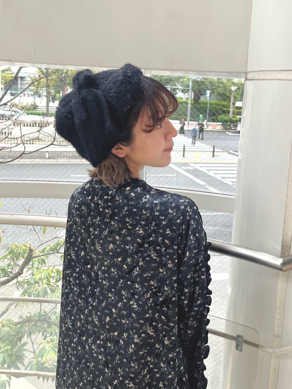 ブラック系のワンピース、ブラック系のショルダーバッグ、ブラック系のローファーを着用したレディースの秋コーディネートの9枚目の写真