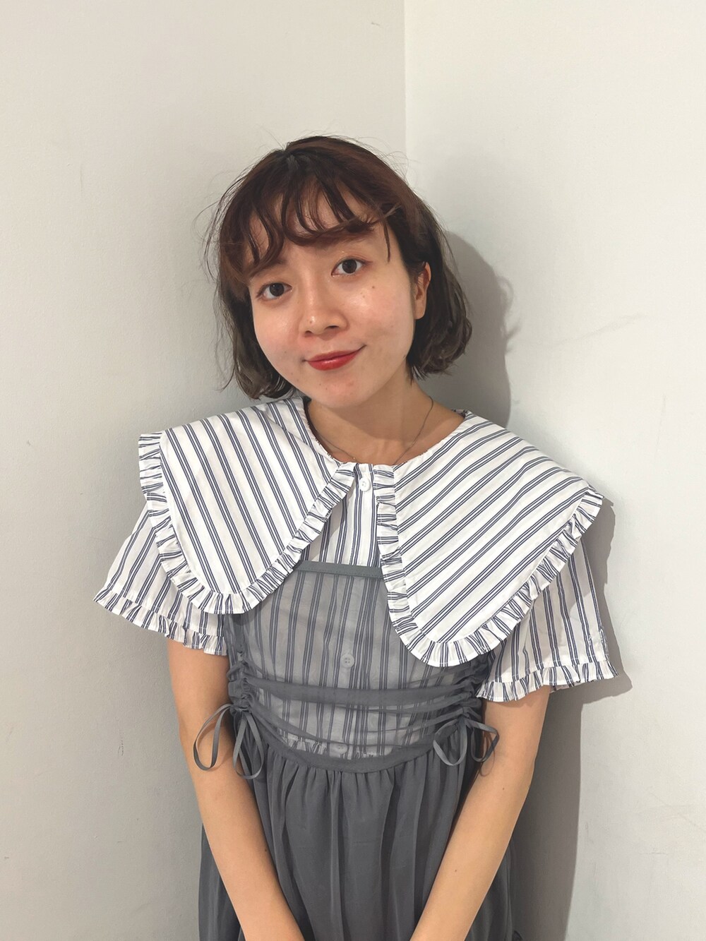 グレー系のワンピース、ホワイト系のシャツ/ブラウス、シルバー系のバレエシューズを着用したレディースの夏コーディネートの8枚目の写真