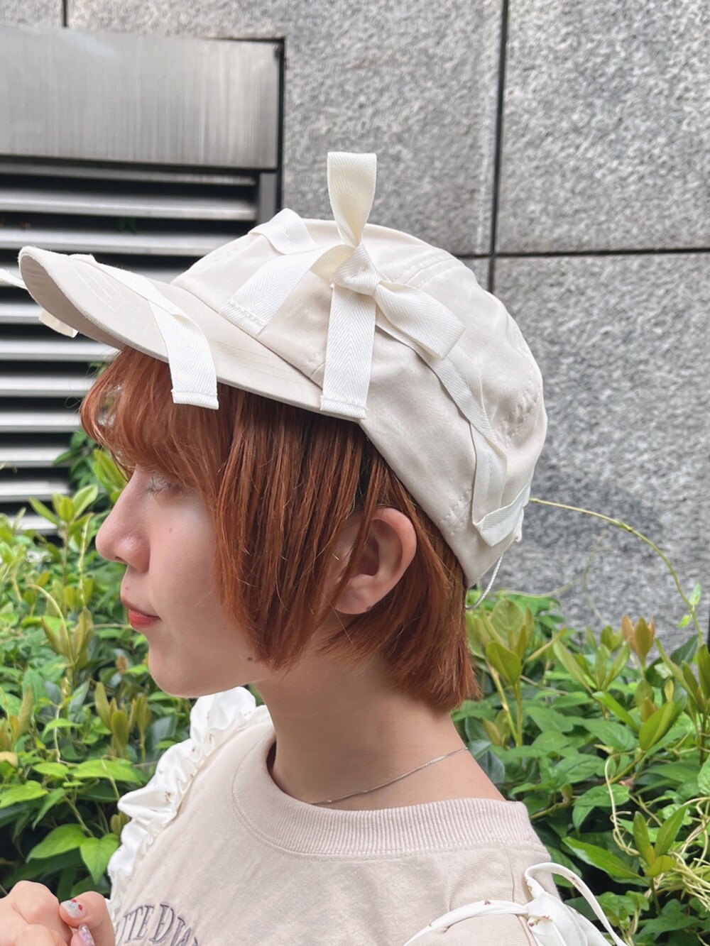 ベージュ系のTシャツ/カットソー、ベージュ系のサンダル、グリーン系のワンピースを着用したレディースの夏コーディネートの9枚目の写真