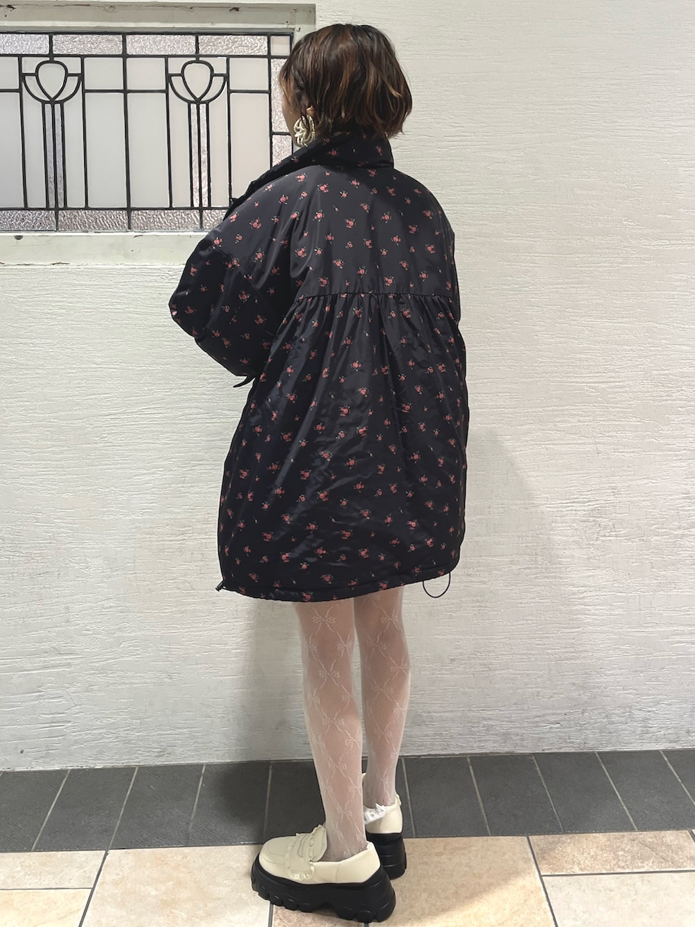 ブラック系のニット/セーター、ブラック系のブルゾン、ベージュ系のスウェットパンツを着用したレディースの秋コーディネートの3枚目の写真