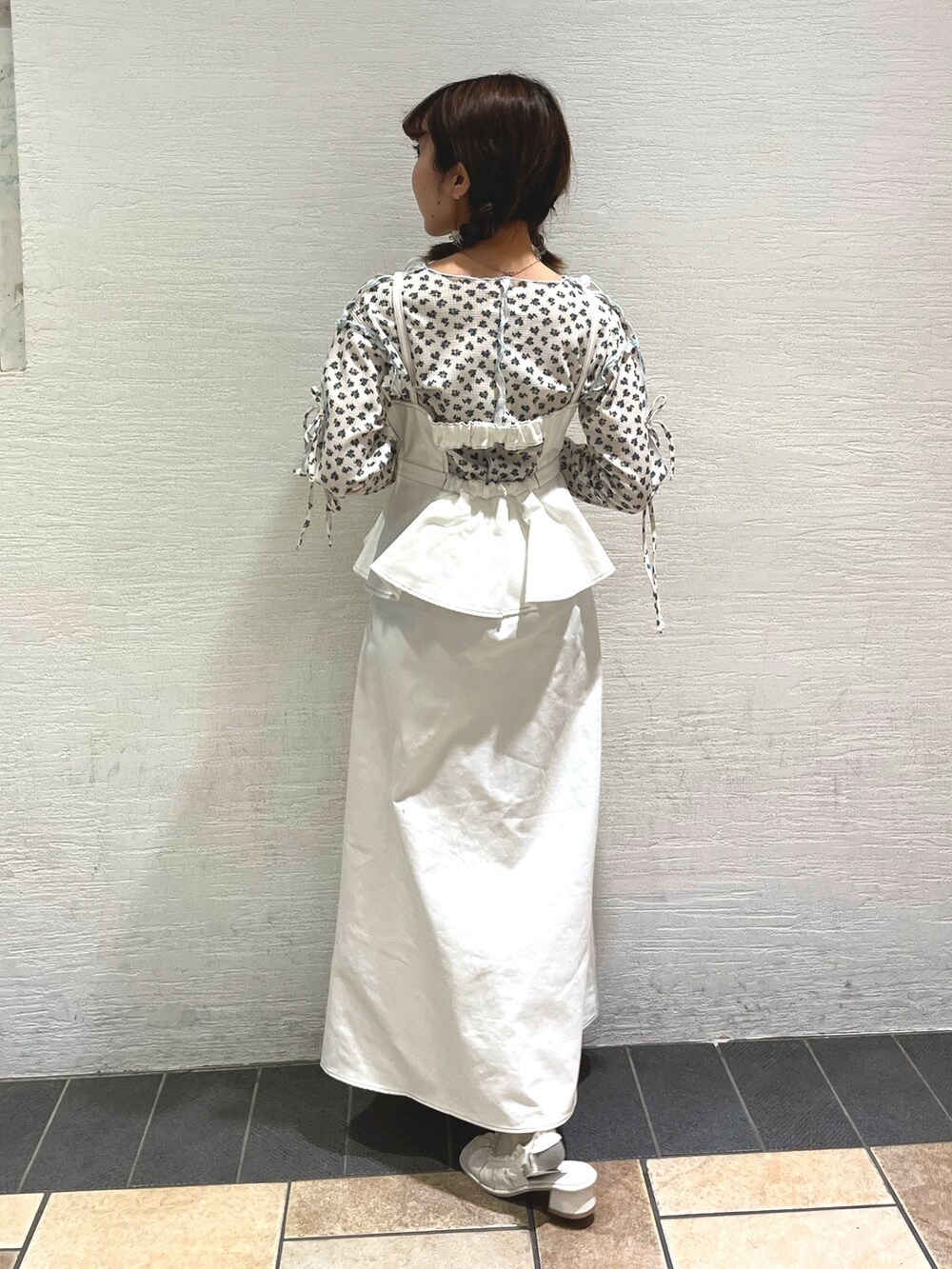 ホワイト系のワンピース、ブルー系のTシャツ/カットソー、ホワイト系のシャツ/ブラウスを着用したレディースの春コーディネートの7枚目の写真