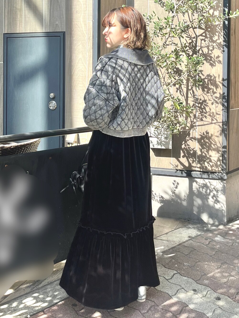 ブラック系のワンピース、グレー系のカーディガン/ボレロ、ブルー系のニット/セーターを着用したレディースの秋コーディネートの2枚目の写真