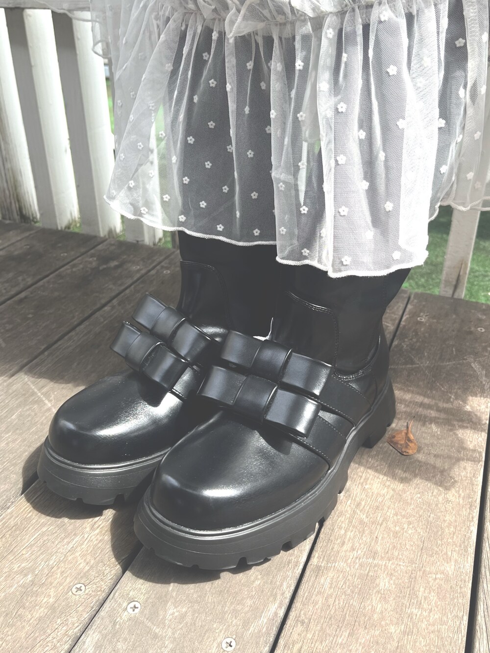 グレー系のワンピース、グレー系のニット/セーター、ブラック系のショルダーバッグを着用したレディースの秋コーディネートの10枚目の写真