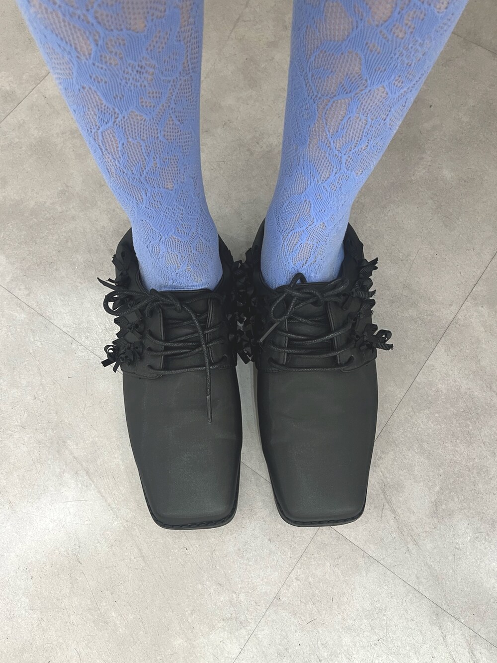 ブラック系のワンピース、ブラック系のショルダーバッグ、ブラック系のローファーを着用したレディースの秋コーディネートの10枚目の写真