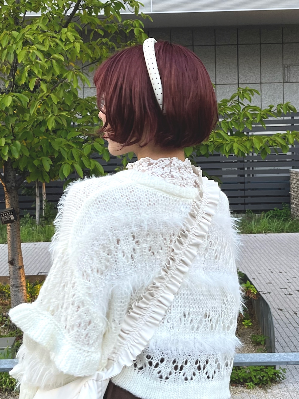 ホワイト系のカーディガン/ボレロ、ホワイト系のTシャツ/カットソー、ホワイト系のショルダーバッグを着用したレディースの秋コーディネートの8枚目の写真