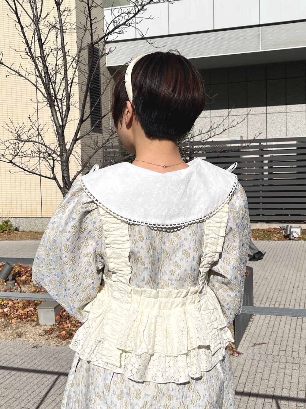 ホワイト系のキャミソール、ホワイト系のローファー、ホワイト系のワンピースを着用したレディースの冬コーディネートの6枚目の写真