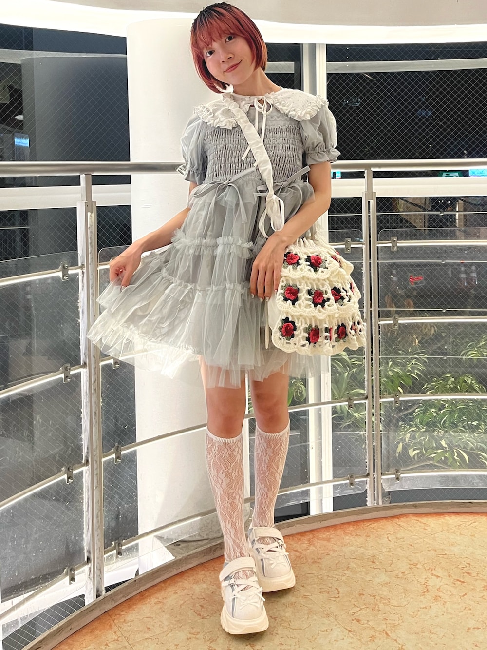 ブルー系のワンピース、ホワイト系のショルダーバッグ、ブルー系のスニーカーを着用したレディースの夏コーディネートの2枚目の写真