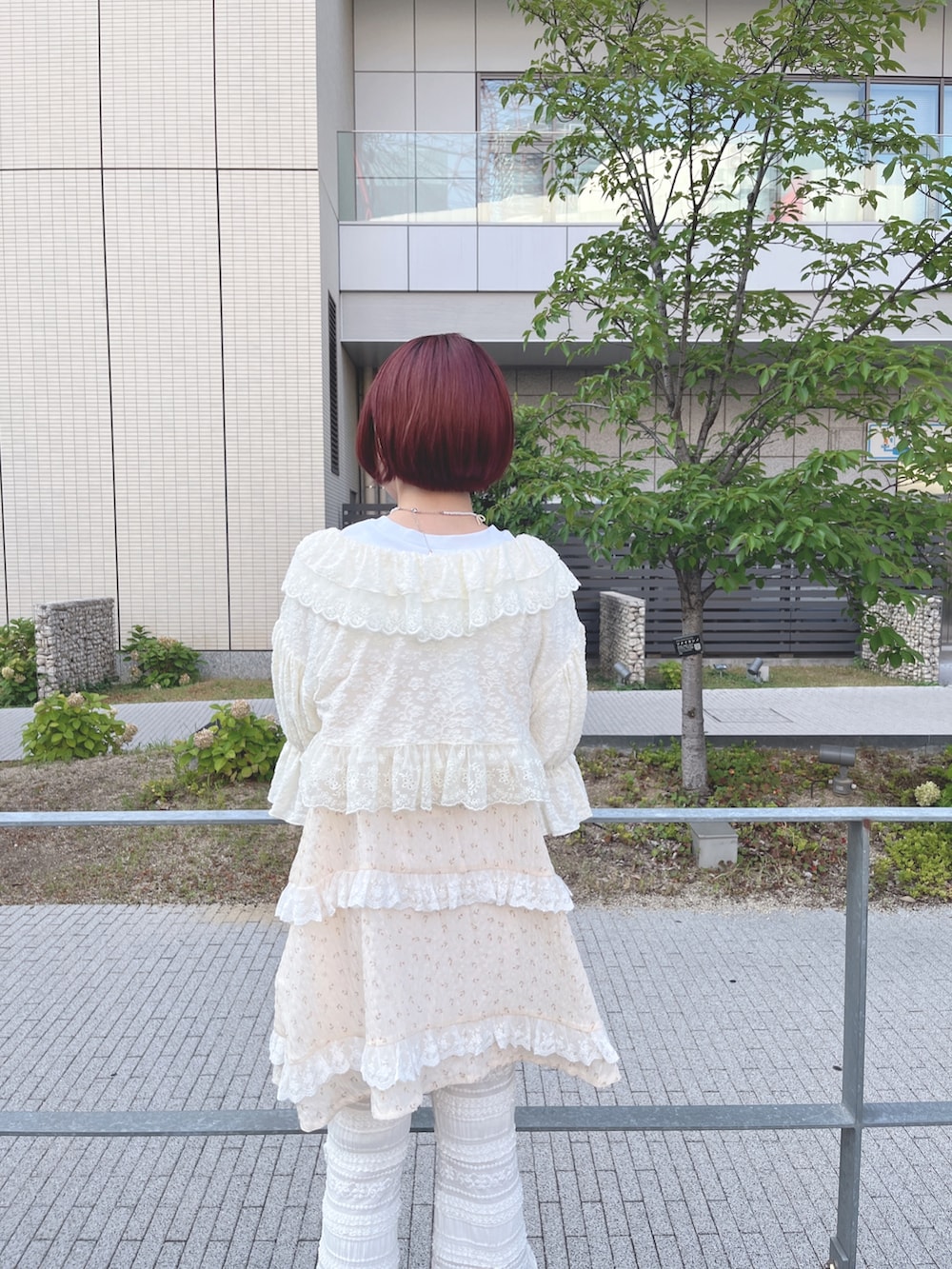 ホワイト系のチュニック、ホワイト系のその他パンツ、ベージュ系のサンダルを着用したレディースの夏コーディネートの7枚目の写真