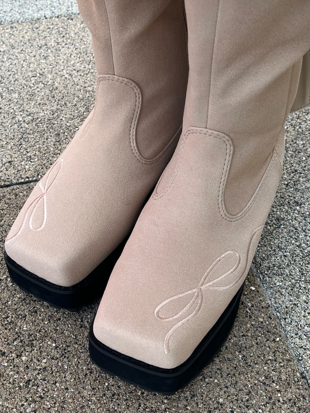 グレー系のカーディガン/ボレロ、ピンク系のブーツ、グリーン系のワンピースを着用したレディースの秋コーディネートの8枚目の写真