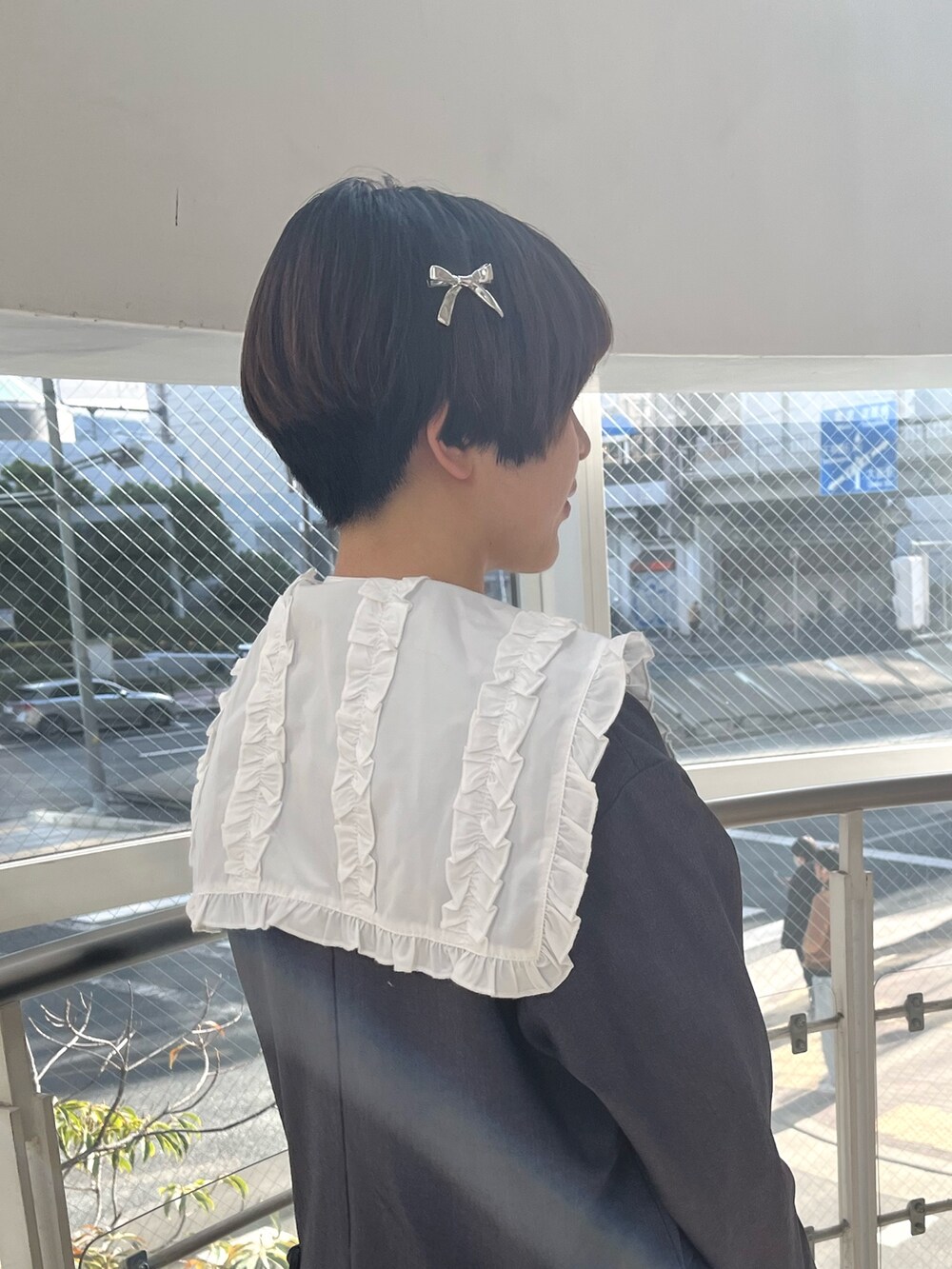 グレー系のテーラードジャケット、ホワイト系のシャツ/ブラウス、ブラック系のスカートを着用したレディースの冬コーディネートの7枚目の写真