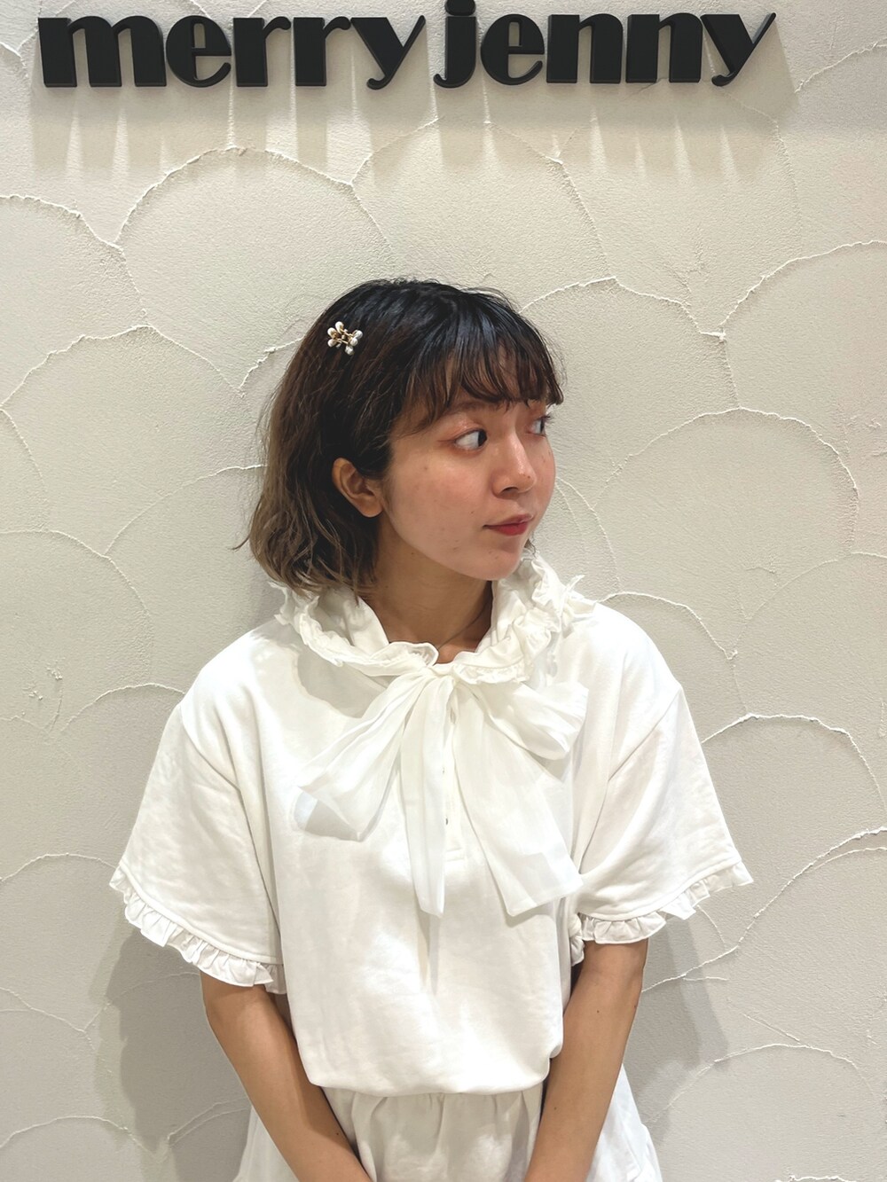 ホワイト系のワンピース、ブラック系のスウェットパンツ、ホワイト系のスニーカーを着用したレディースの夏コーディネートの5枚目の写真