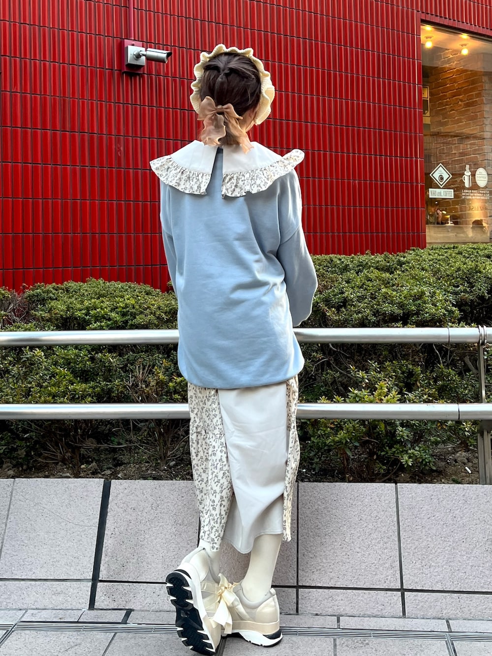 ブルー系のスウェット、ブルー系のワンピース、ホワイト系のスニーカーを着用したレディースの冬コーディネートの4枚目の写真