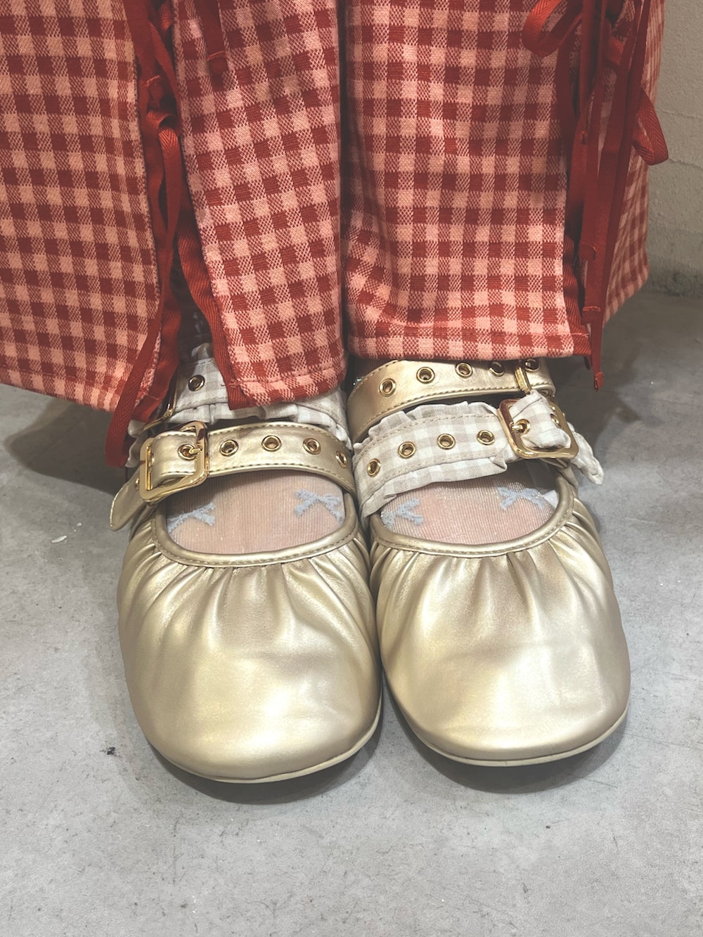 レッド系のスラックス、ホワイト系のTシャツ/カットソー、ホワイト系のシャツ/ブラウスを着用したレディースの夏コーディネートの8枚目の写真