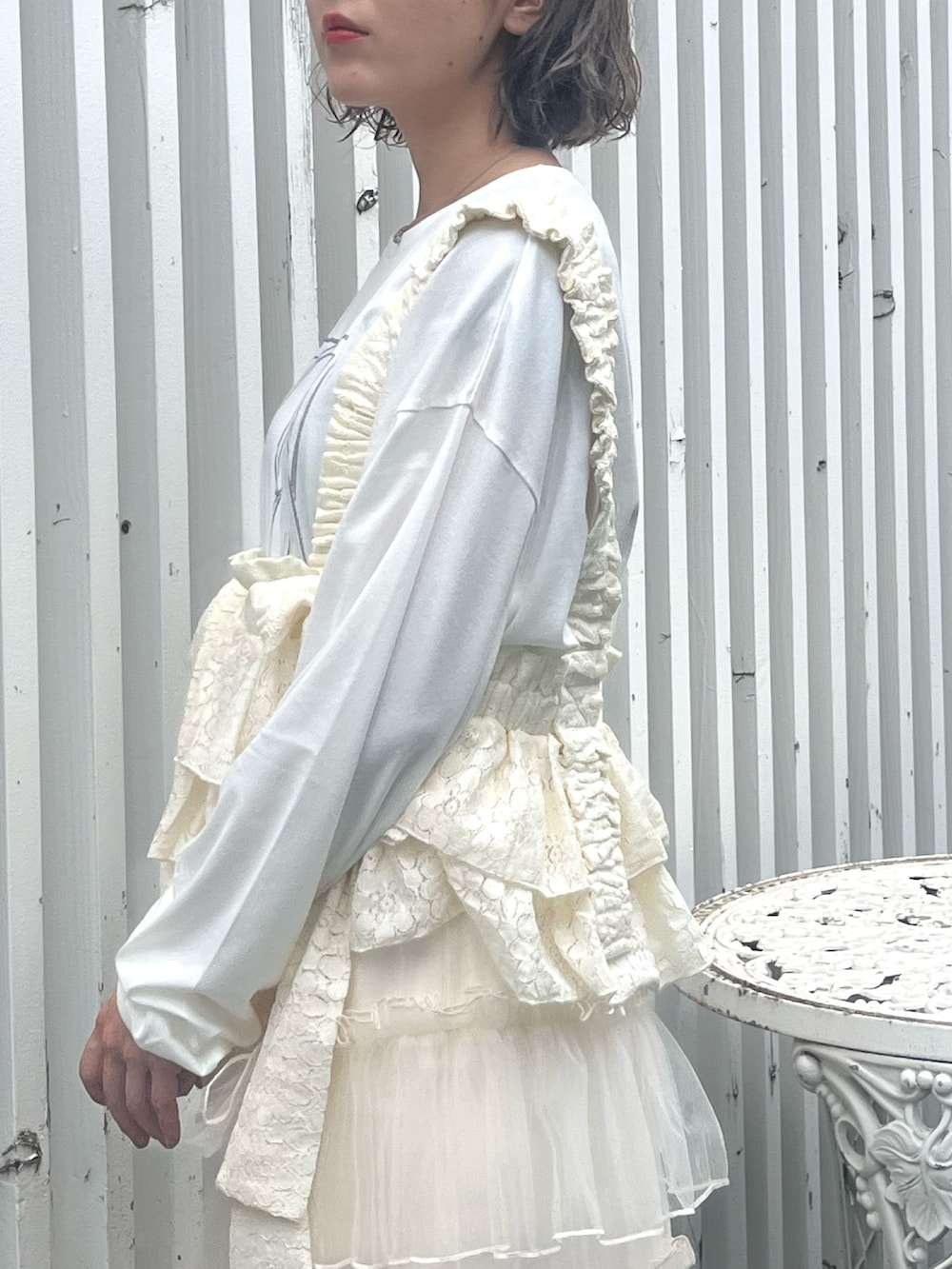 ホワイト系のスカート、ホワイト系のTシャツ/カットソー、ホワイト系のキャミソールを着用したレディースの夏コーディネートの6枚目の写真