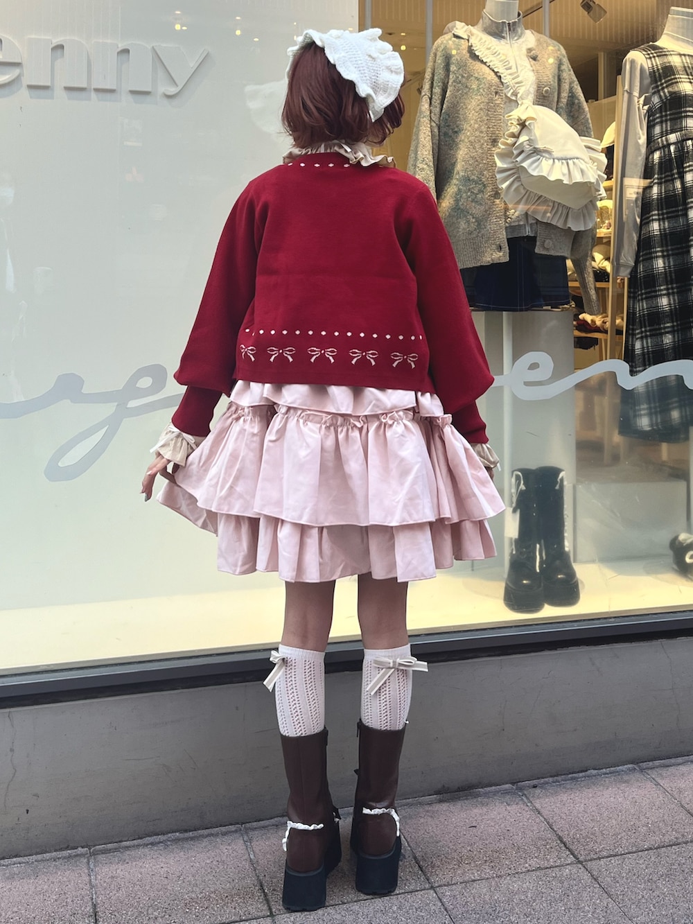 ピンク系のワンピース、レッド系のカーディガン/ボレロ、ベージュ系のシャツ/ブラウスを着用したレディースの秋コーディネートの4枚目の写真