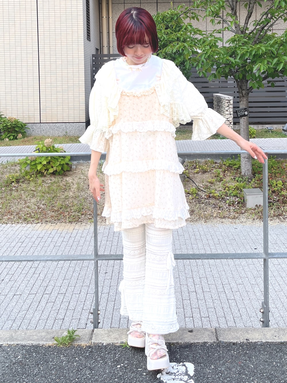 ホワイト系のチュニック、ホワイト系のその他パンツ、ベージュ系のサンダルを着用したレディースの夏コーディネートの2枚目の写真