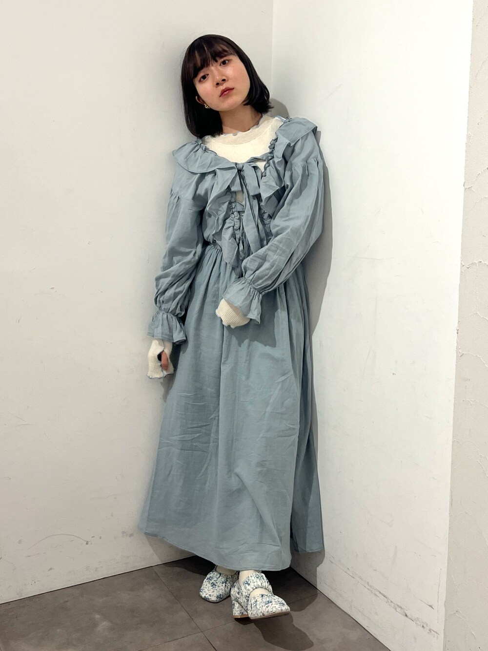 グリーン系のワンピース、ホワイト系のパンプス、ホワイト系のTシャツ/カットソーを着用したレディースの春コーディネートの2枚目の写真