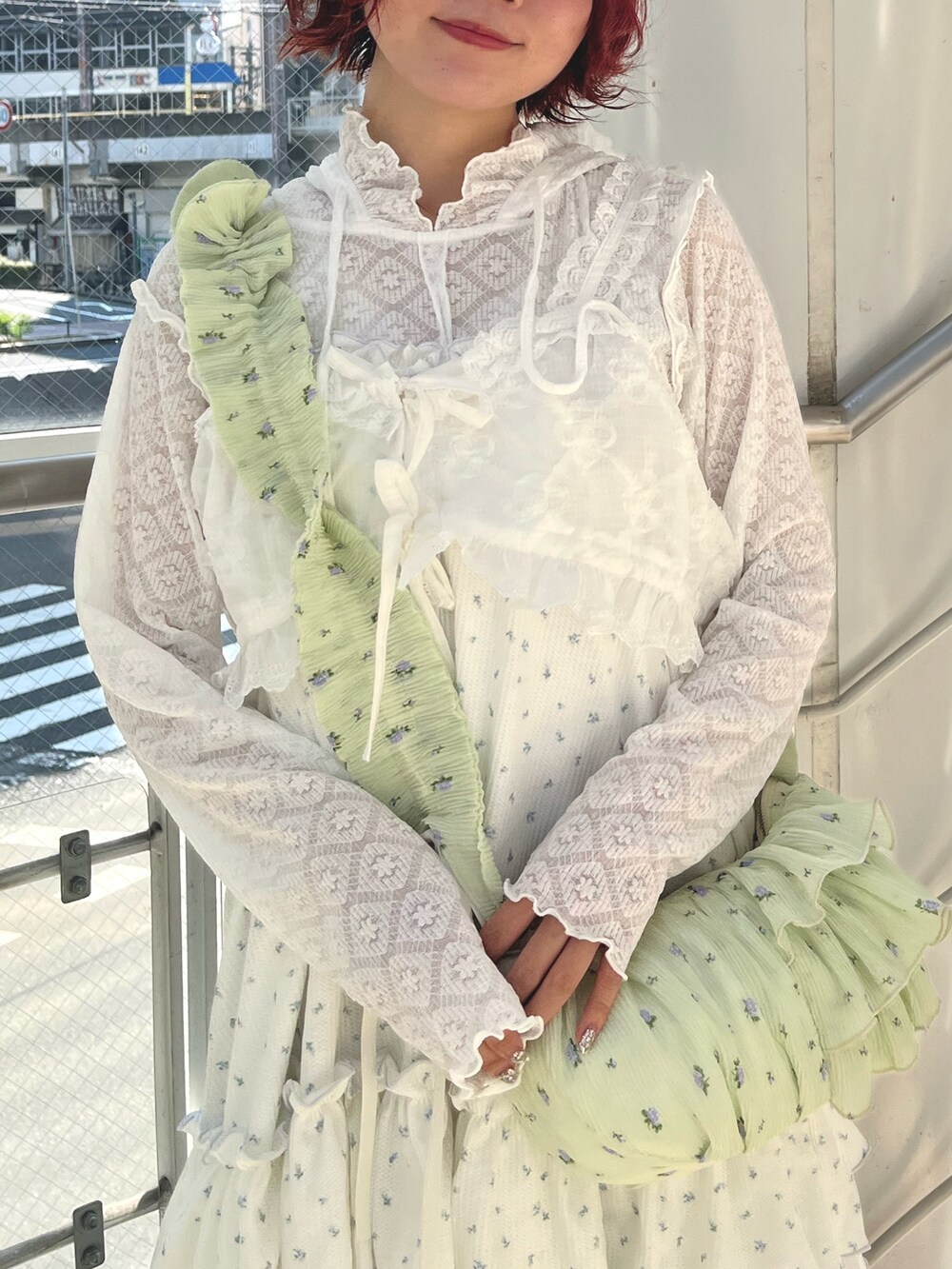 グリーン系のショルダーバッグ、ホワイト系のTシャツ/カットソー、ホワイト系のシャツ/ブラウスを着用したレディースの秋コーディネートの8枚目の写真