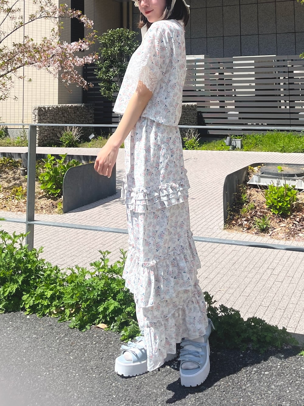 ピンク系のスカート、ピンク系のシャツ/ブラウス、ブルー系のサンダルを着用したレディースの春コーディネートの3枚目の写真