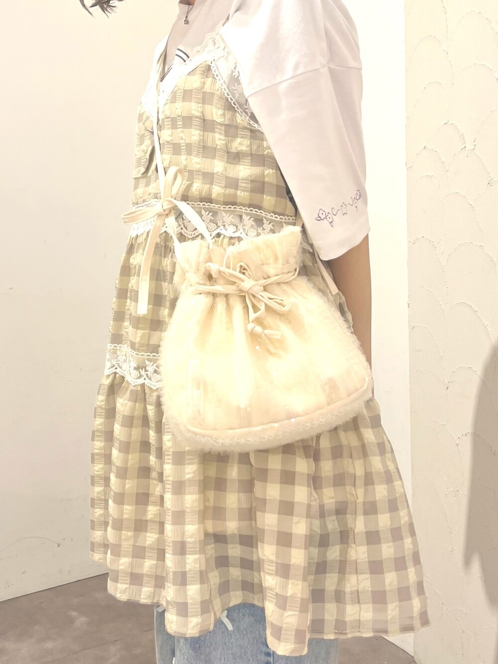 ベージュ系のキャミソール、ホワイト系のTシャツ/カットソー、ホワイト系のショルダーバッグを着用したレディースの春コーディネートの8枚目の写真