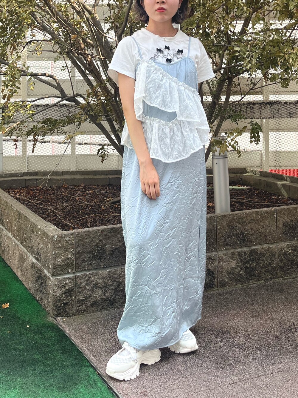 ホワイト系のTシャツ/カットソー、ブルー系のワンピース、ホワイト系のスニーカーを着用したレディースの夏コーディネートの10枚目の写真