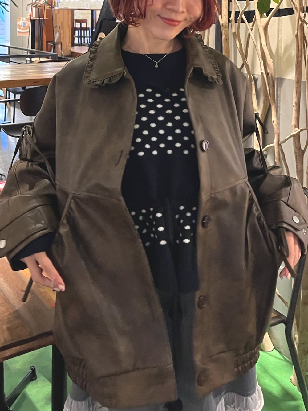 ブラウン系のブルゾン、ブルー系のニット/セーター、グレー系のスカートを着用したレディースの秋コーディネートの5枚目の写真