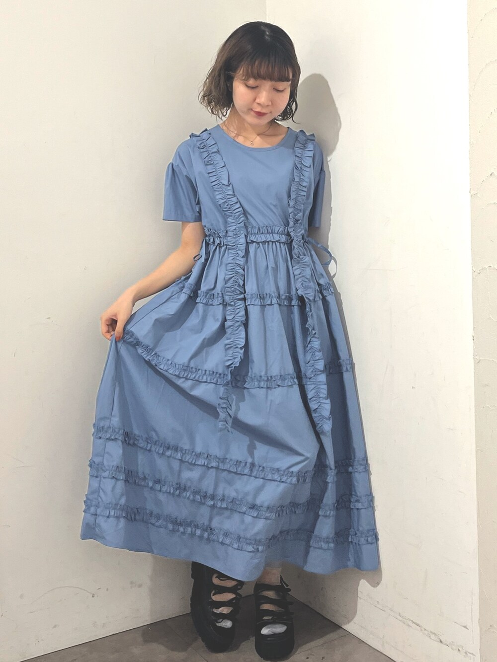 ホワイト系のトートバッグ、ブルー系のワンピース、ブラック系のサンダルを着用したレディースの夏コーディネートの4枚目の写真