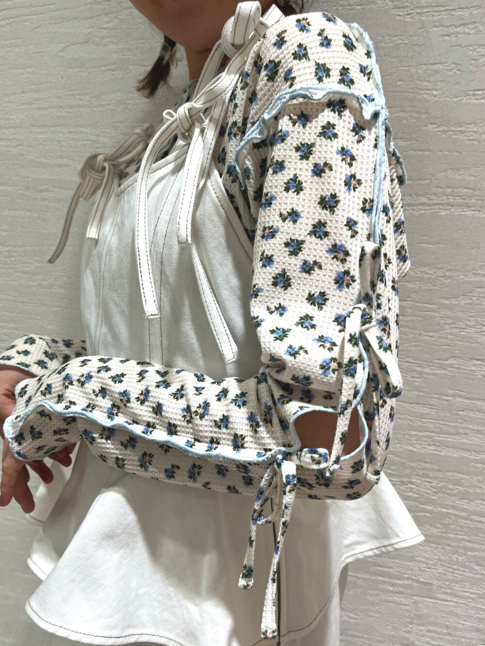 ホワイト系のワンピース、ブルー系のTシャツ/カットソー、ホワイト系のシャツ/ブラウスを着用したレディースの春コーディネートの9枚目の写真