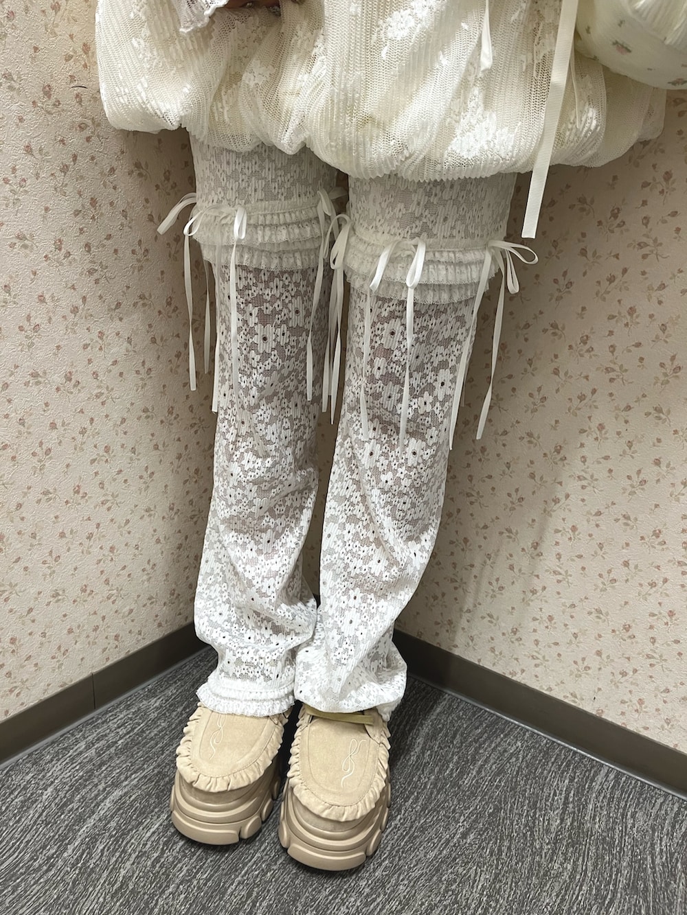 ホワイト系のTシャツ/カットソー、ホワイト系のシャツ/ブラウス、ホワイト系のその他パンツを着用したレディースの夏コーディネートの10枚目の写真