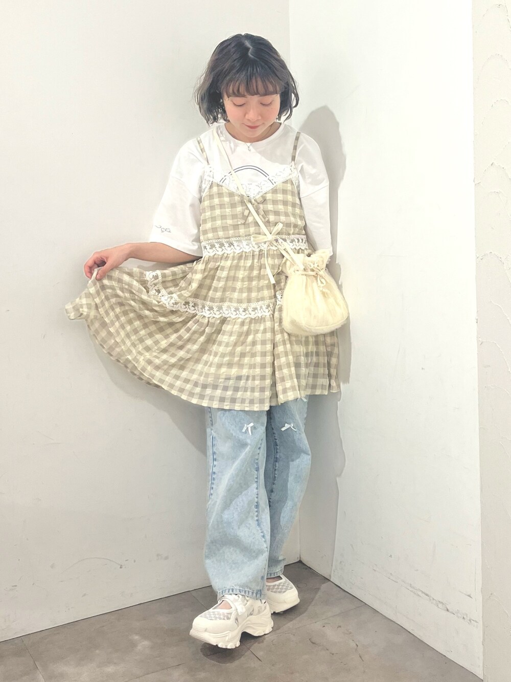 ベージュ系のキャミソール、ホワイト系のTシャツ/カットソー、ホワイト系のショルダーバッグを着用したレディースの春コーディネートの6枚目の写真