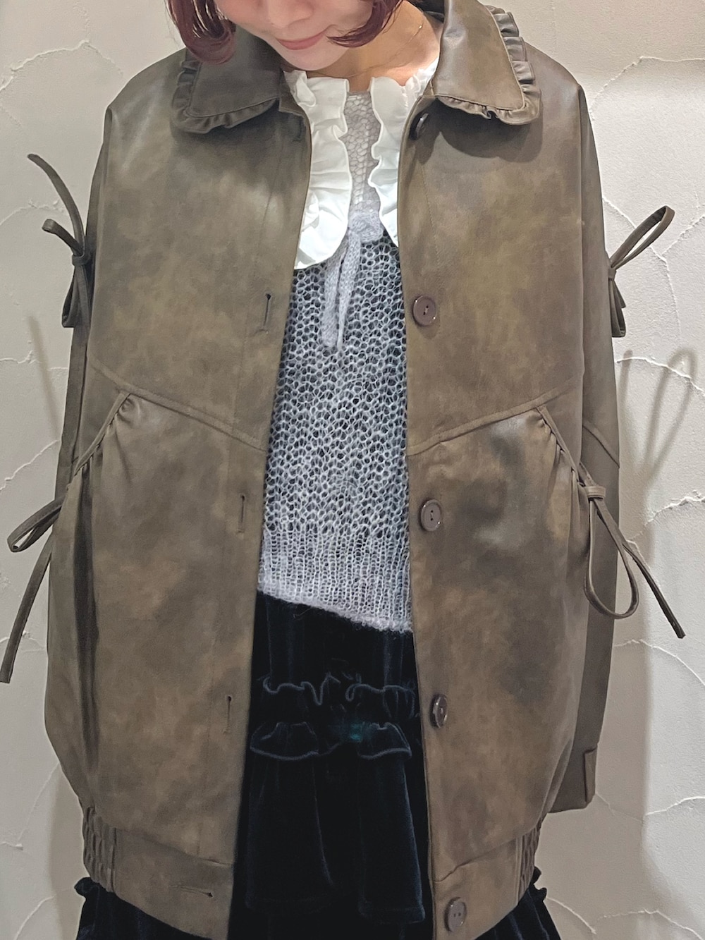 ブラウン系のブルゾン、ホワイト系のシャツ/ブラウス、ホワイト系のその他パンツを着用したレディースの秋コーディネートの9枚目の写真