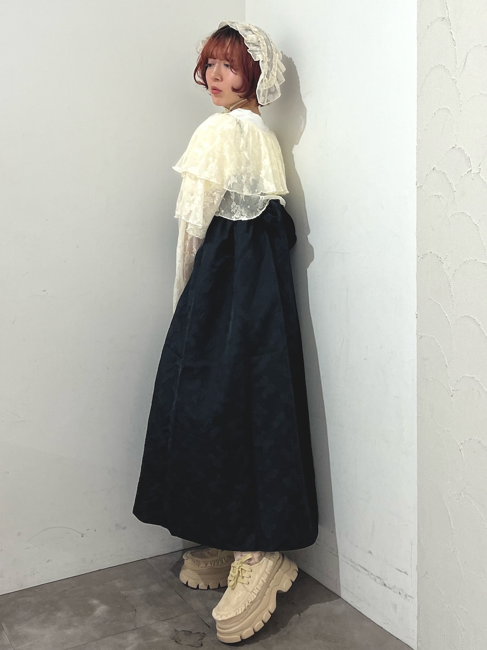 ホワイト系のシャツ/ブラウス、ブラック系のワンピース、ホワイト系のTシャツ/カットソーを着用したレディースの秋コーディネートの3枚目の写真