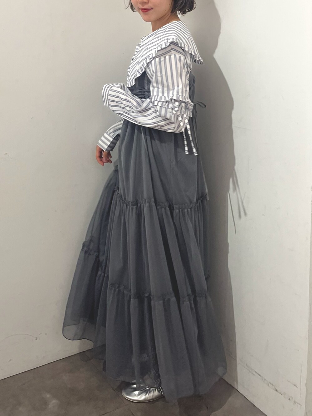 グレー系のワンピース、ホワイト系のシャツ/ブラウス、シルバー系のバレエシューズを着用したレディースの夏コーディネートの2枚目の写真