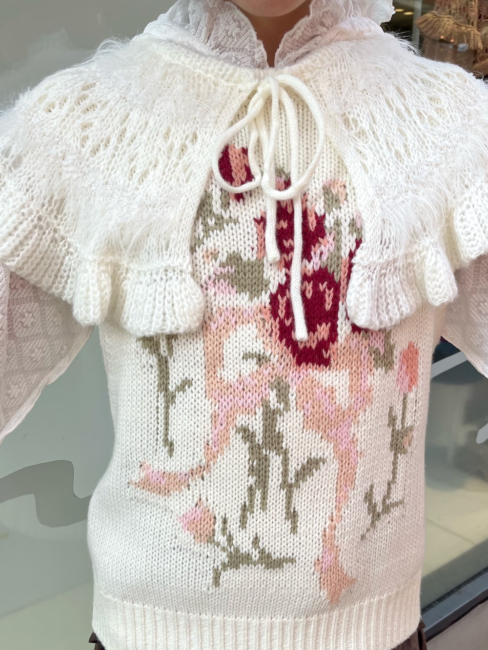 ホワイト系のベスト、ホワイト系のTシャツ/カットソー、ブラウン系のスカートを着用したレディースの秋コーディネートの9枚目の写真