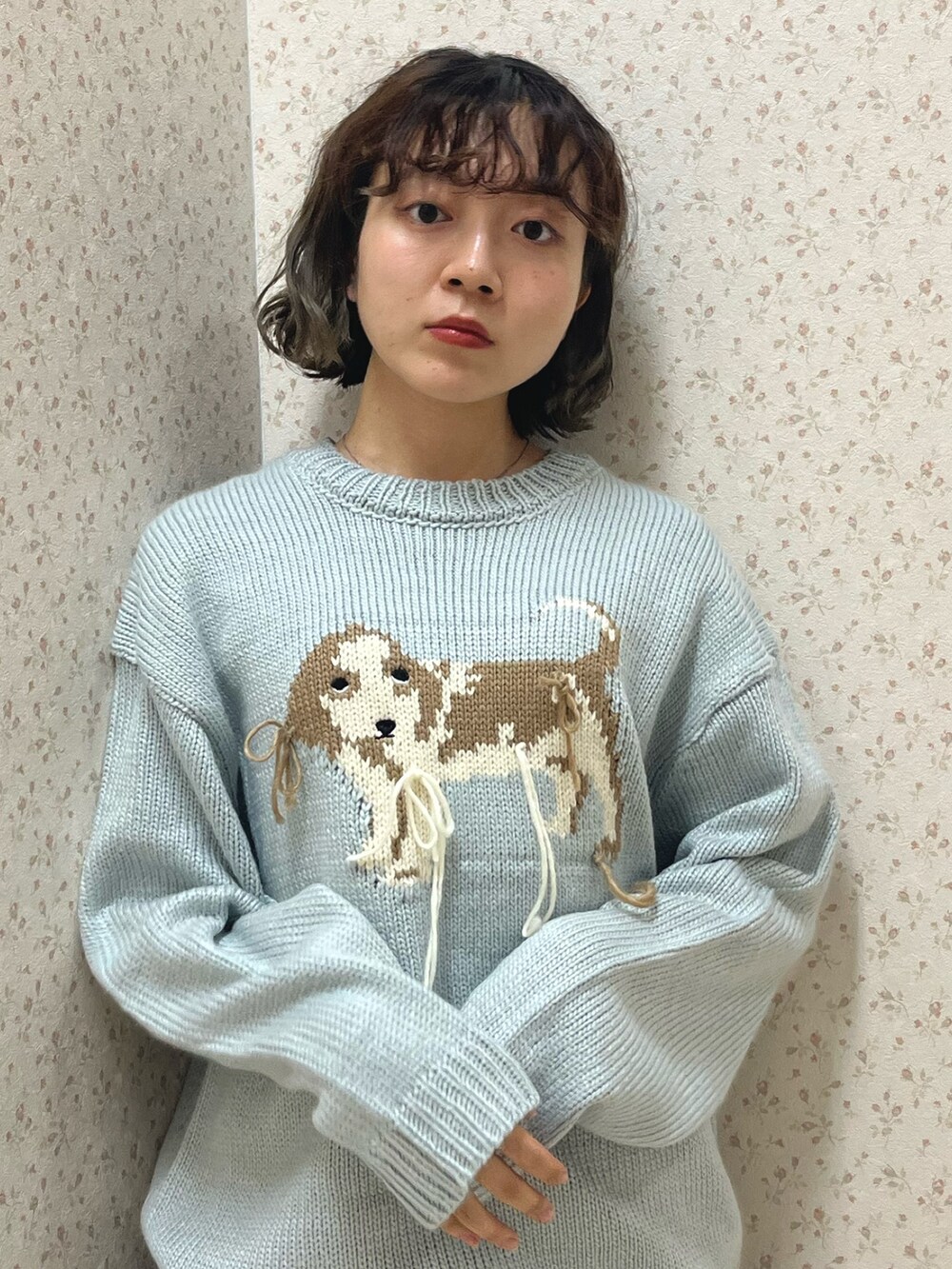 ブルー系のニット/セーター、ホワイト系のスカート、ブラック系のスカートを着用したレディースの秋コーディネートの6枚目の写真