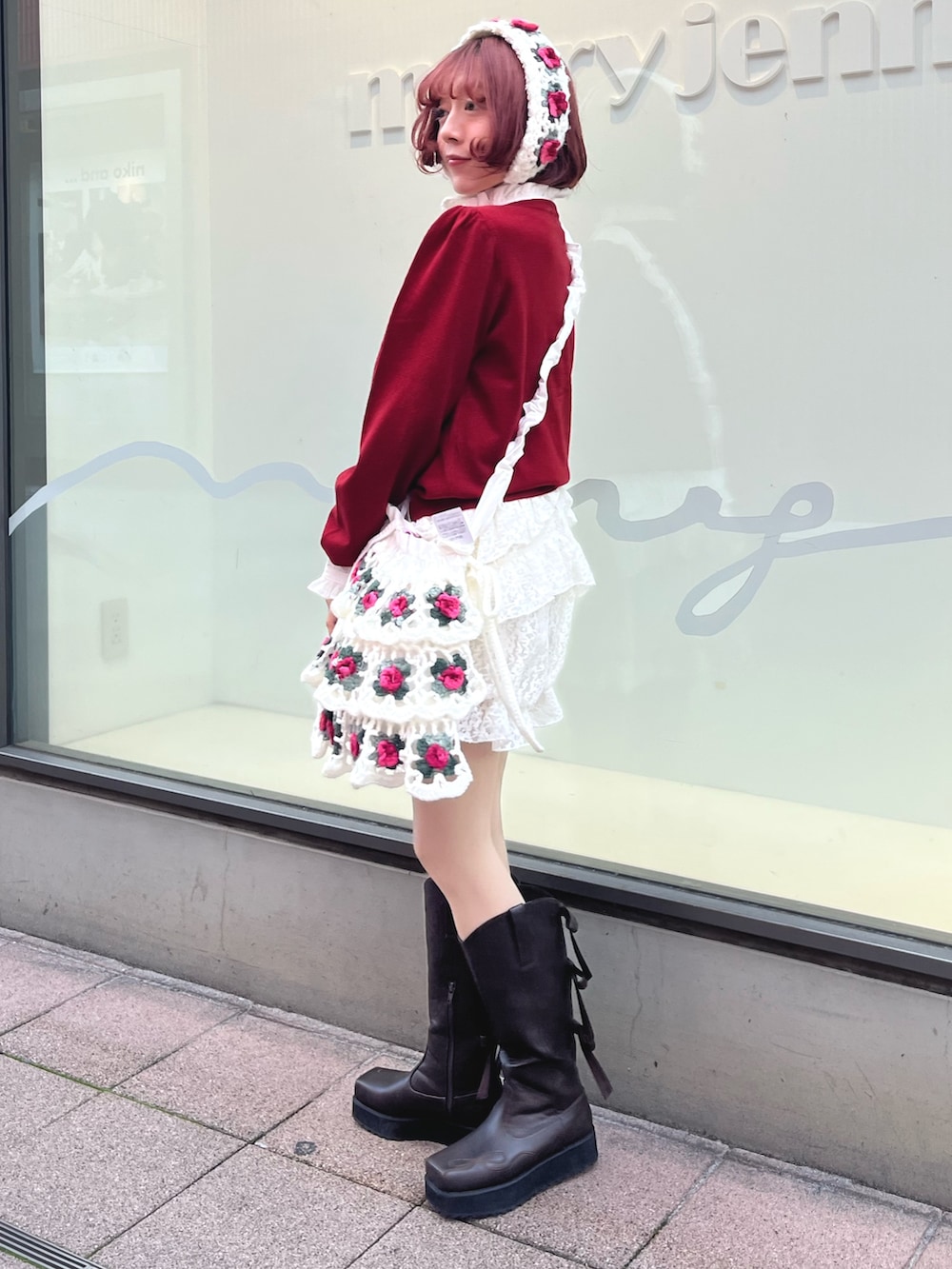 レッド系のカーディガン/ボレロ、ホワイト系のショルダーバッグ、ホワイト系のシャツ/ブラウスを着用したレディースの秋コーディネートの3枚目の写真