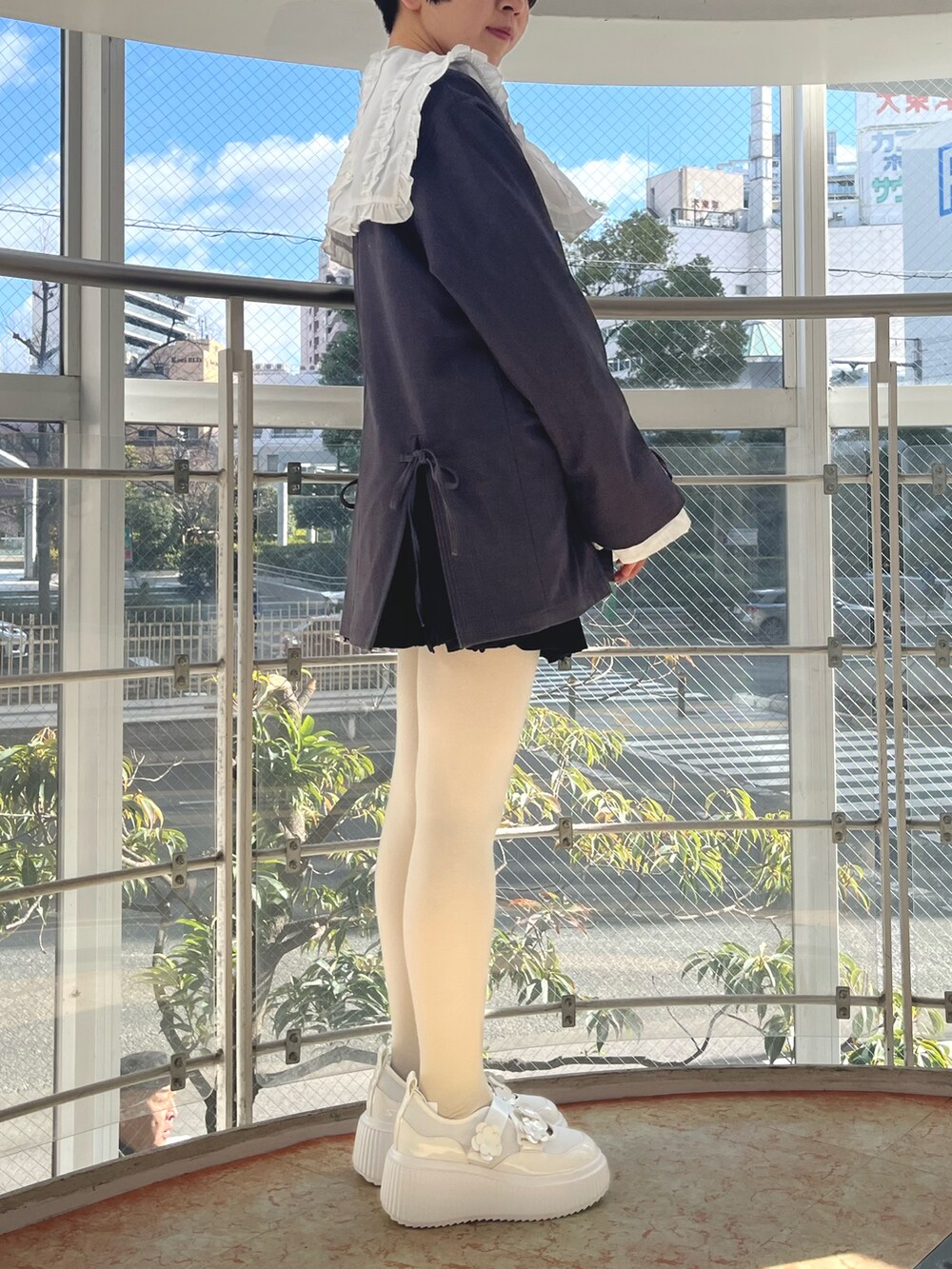 グレー系のテーラードジャケット、ホワイト系のシャツ/ブラウス、ブラック系のスカートを着用したレディースの冬コーディネートの4枚目の写真