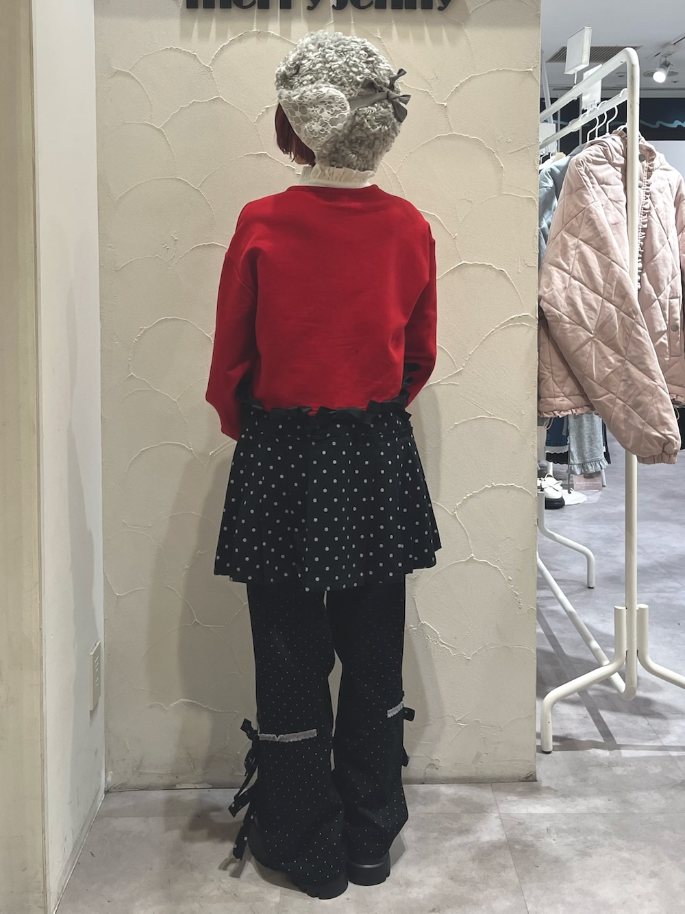 ブラック系のスカート、ブラック系のスラックス、レッド系のローファーを着用したレディースの秋コーディネートの4枚目の写真